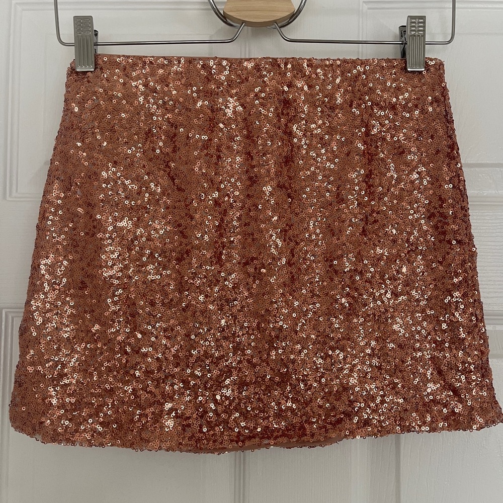 🔅 Sequin skirt, dark pink.